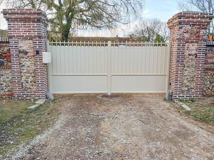 Installation portail robuste et durable Lamblore