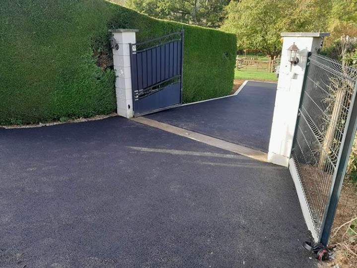 Pose portail en métal Lamblore